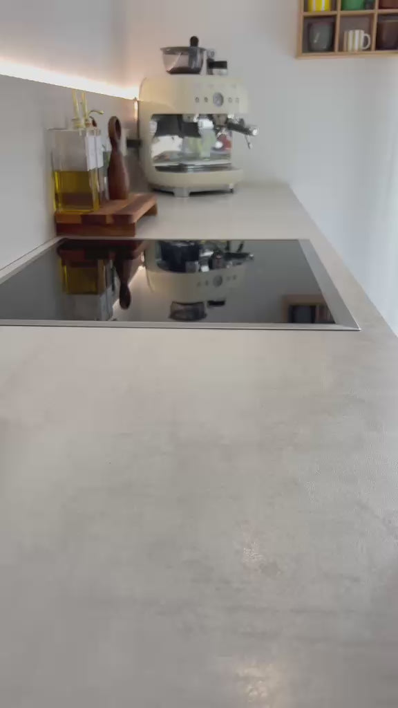 PET Can Europe can sealer in use